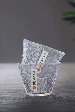 verres à whisky japonais coniques empilés sur table grise