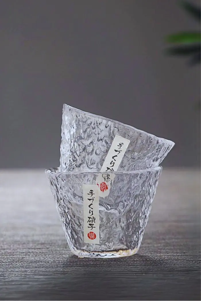 verres à whisky japonais coniques empilés sur table grise