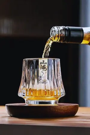 Zoom sur les détails ondulés d'un verre à whisky japonais design colline
