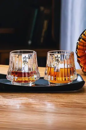 Deux verres à whisky japonais design colline posés côte à côte
