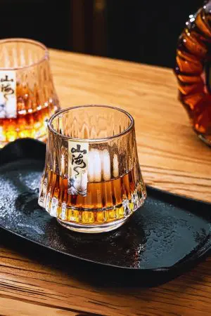 Verre à whisky japonais design colline incliné révélant sa transparence et son élégance