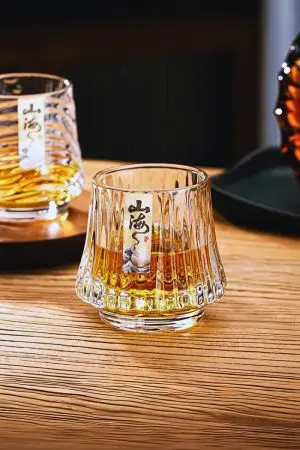 nsemble de plusieurs verres à whisky japonais design colline disposés élégamment sur une table