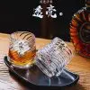 Verre à whisky japonais en cristal transparent avec fond ondulé inspiré des vagues