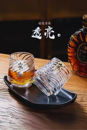 Verre à whisky japonais en cristal transparent avec fond ondulé inspiré des vagues