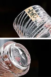Détails du verre à whisky japonais design mer, vue sur ondulations et base sculptée