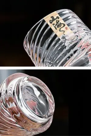 Détails du verre à whisky japonais design mer, vue sur ondulations et base sculptée