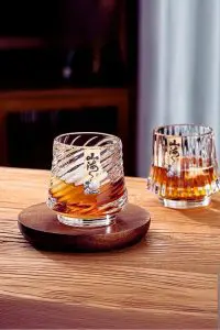 Verre à whisky japonais design mer posé sur socle en bois