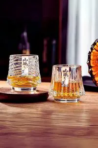 Verre à whisky japonais design mer en gros plan sur support en bois