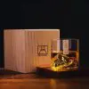 Verre à whisky japonais montagne en cristal clair, posé sur table en bois sombre