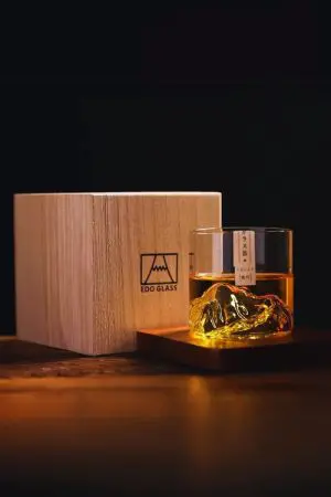 Verre à whisky japonais montagne en cristal clair, posé sur table en bois sombre