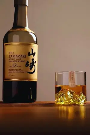 Verre à whisky japonais montagne rempli de whisky posé sur table en bois