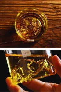 Verre à whisky japonais montagne en cours de remplissage sur table en bois