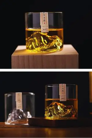 Verres à whisky japonais montagne posés sur bois, un plein et un vide visibles