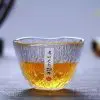 verre à whisky japonais ovale en cristal posé sur table en bois
