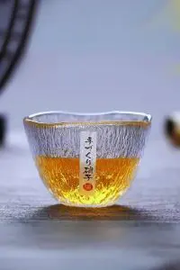 verre à whisky japonais ovale en cristal posé sur table en bois