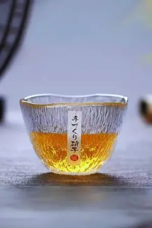 verre à whisky japonais ovale en cristal posé sur table en bois