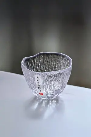 verre à whisky japonais ovale vide en cristal posé sur table blanche