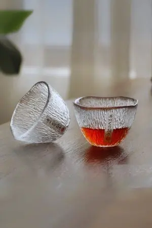 verre à whisky japonais ovale en transparence sur table