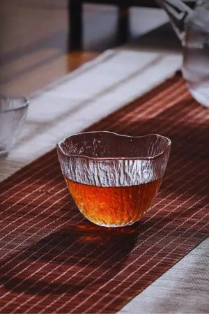 verre à whisky japonais ovale posé sur nappe en bois tissée