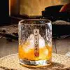 verre à whisky japonais rond en cristal, avec glaçon, posé sur table en bois