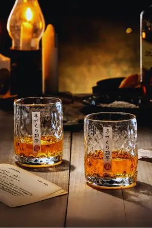 Verre à whisky japonais rond en verre sans plomb, posé sur une table en bois