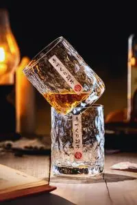 Verres à whisky japonais ronds empilés, l’un rempli de whisky