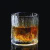Verre à whisky japonais texturé - Finition roche naturelle en gros plan