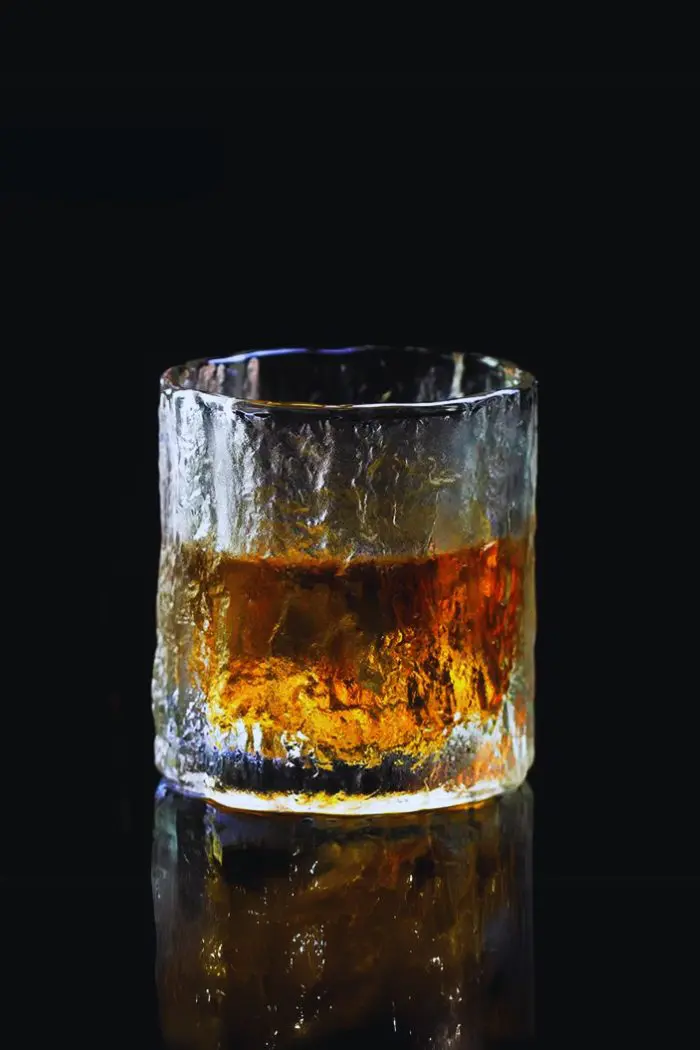 Verre à whisky japonais texturé - Finition roche naturelle en gros plan