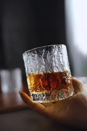 Verre à whisky japonais finition roche - Reflets sur cristal ciselé