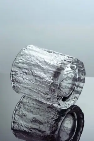 Verre texturé pour whisky - Design japonais brut et élégant