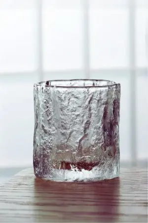 Détail du verre à whisky japonais - Texture inspirée de la pierre