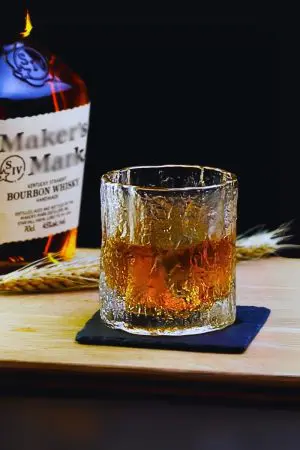 Verre à whisky japonais texturé - Design en cristal finition roche naturelle sur plateau élégant