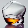 verre à whisky snifter rotatif incliné avec fond sphérique, posé sur surface lisse