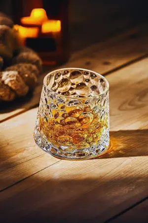 verre à whisky tumbler posé incliné sur table en bois