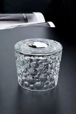 verre à whisky tumbler retourné posé sur table noire