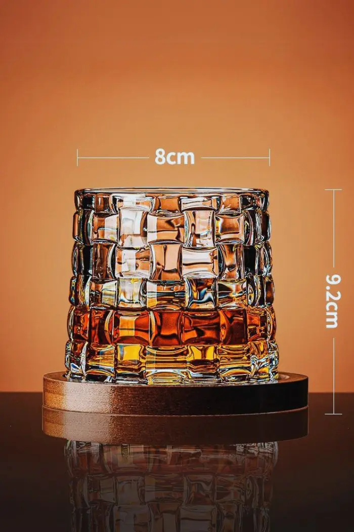 verre à whisky tumbler transparent avec dimensions indiquées de 8 cm de diamètre et 9,2 cm de hauteur