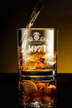 Verre à whisky vintage gravé édition limitée 1974, un design rétro et élégant.