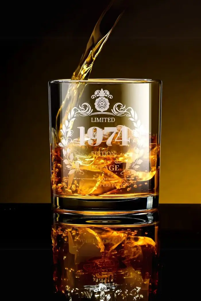 Verre à whisky vintage gravé édition limitée 1974, un design rétro et élégant.