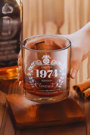 Verre à whisky édition limitée 1974, gravé avec une typographie élégante et vintage.