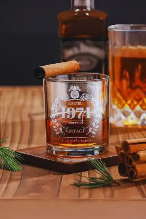 Verre à whisky gravé édition 1974 avec une finition artisanale de haute qualité.