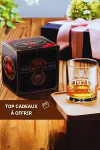 Verre à whisky vintage édition 1974 posé sur une table, prêt pour une dégustation raffinée.