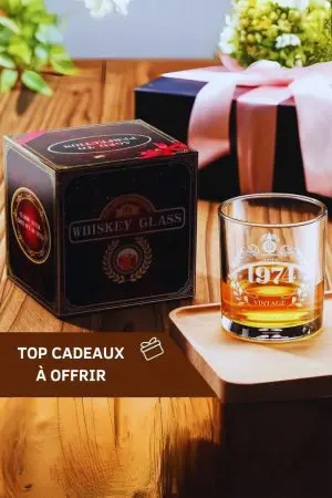 Verre à whisky vintage édition 1974 posé sur une table, prêt pour une dégustation raffinée.