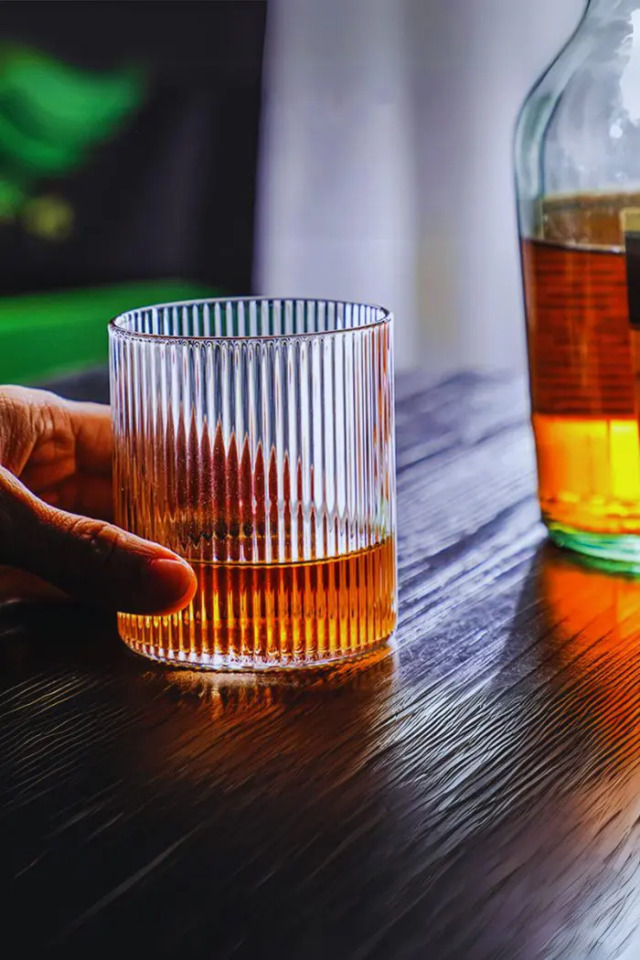 Verre à whisky japonais sculpté - Une prise en main agréable et stable