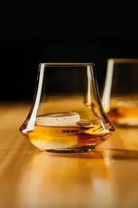 Verre tulipe en cristal 300ml rempli de whisky – Élégance et finesse pour cocktails et spiritueux