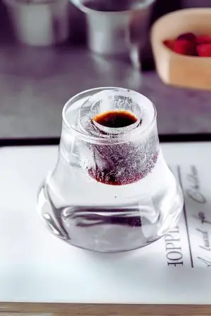 Verre tulipe en cristal sur un bar – Un choix premium pour les connaisseurs de spiritueux