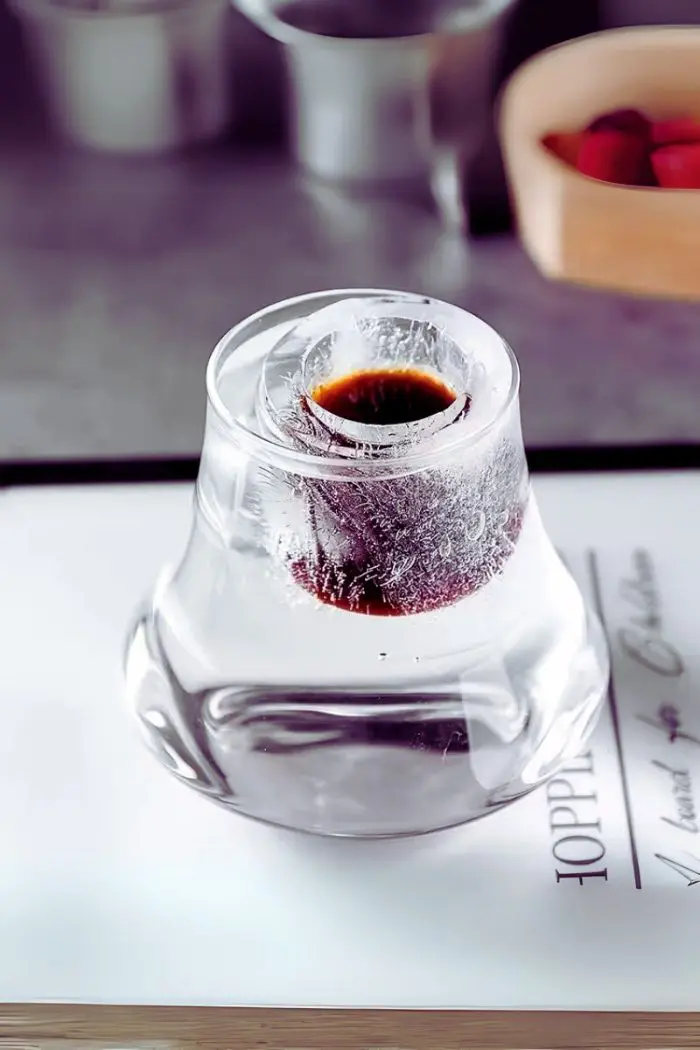 Verre tulipe en cristal sur un bar – Un choix premium pour les connaisseurs de spiritueux
