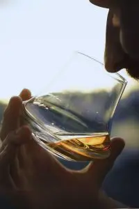 Verre tulipe 300ml en cristal sur une table de dégustation – Parfait pour whisky et spiritueux