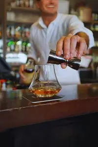 Verre tulipe en cristal rempli de cocktail – Un verre raffiné pour les créations de mixologie