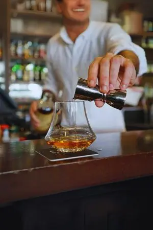 Verre tulipe en cristal rempli de cocktail – Un verre raffiné pour les créations de mixologie