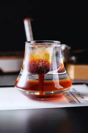 Verre tulipe en cristal 300ml sur une table sombre – L’art de la dégustation sublimé